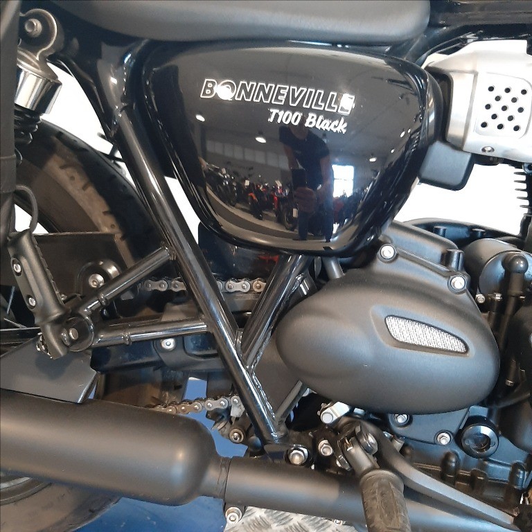 TRIUMPH Bonneville 900 T100 Black
