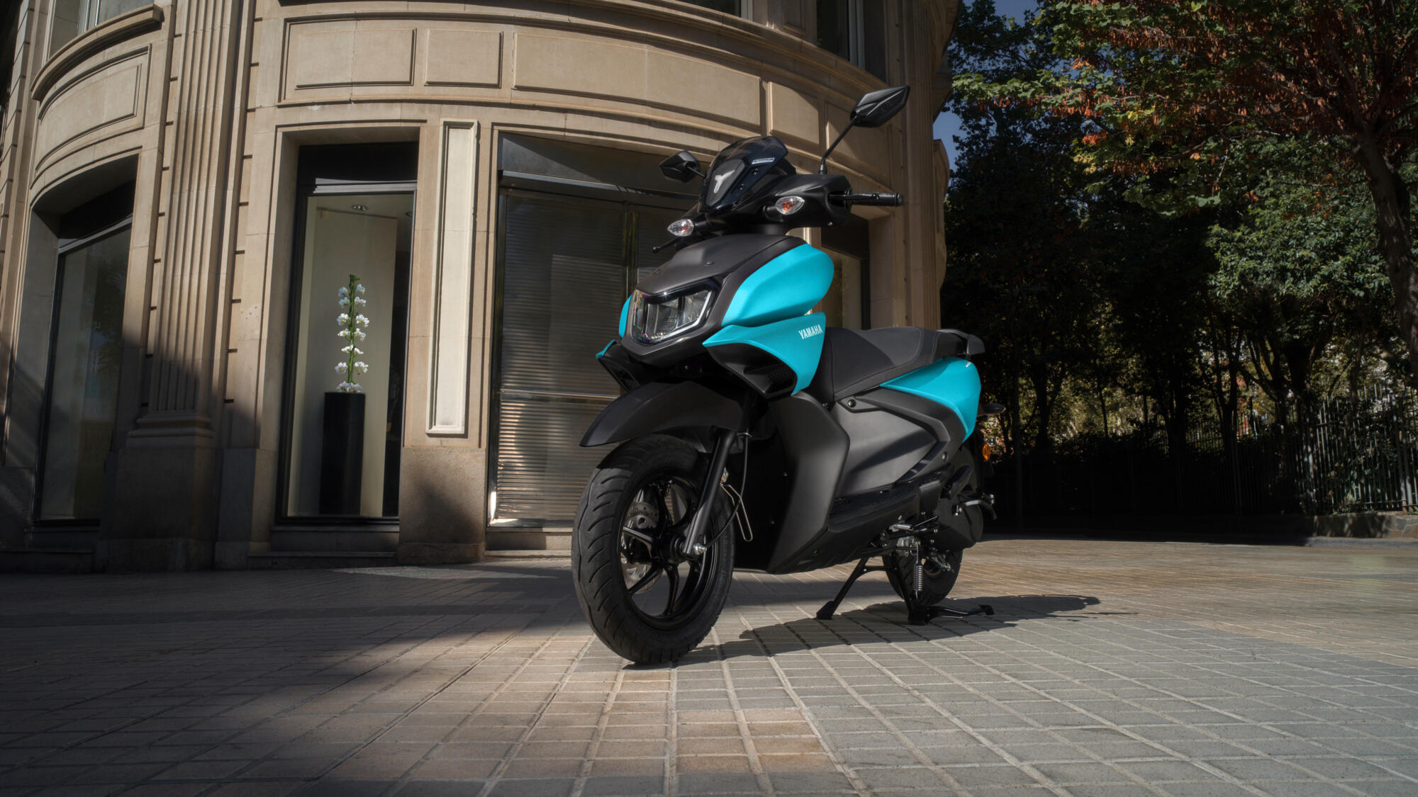 2025 Yamaha LCG125 EU Matt Cyan Static 001 03