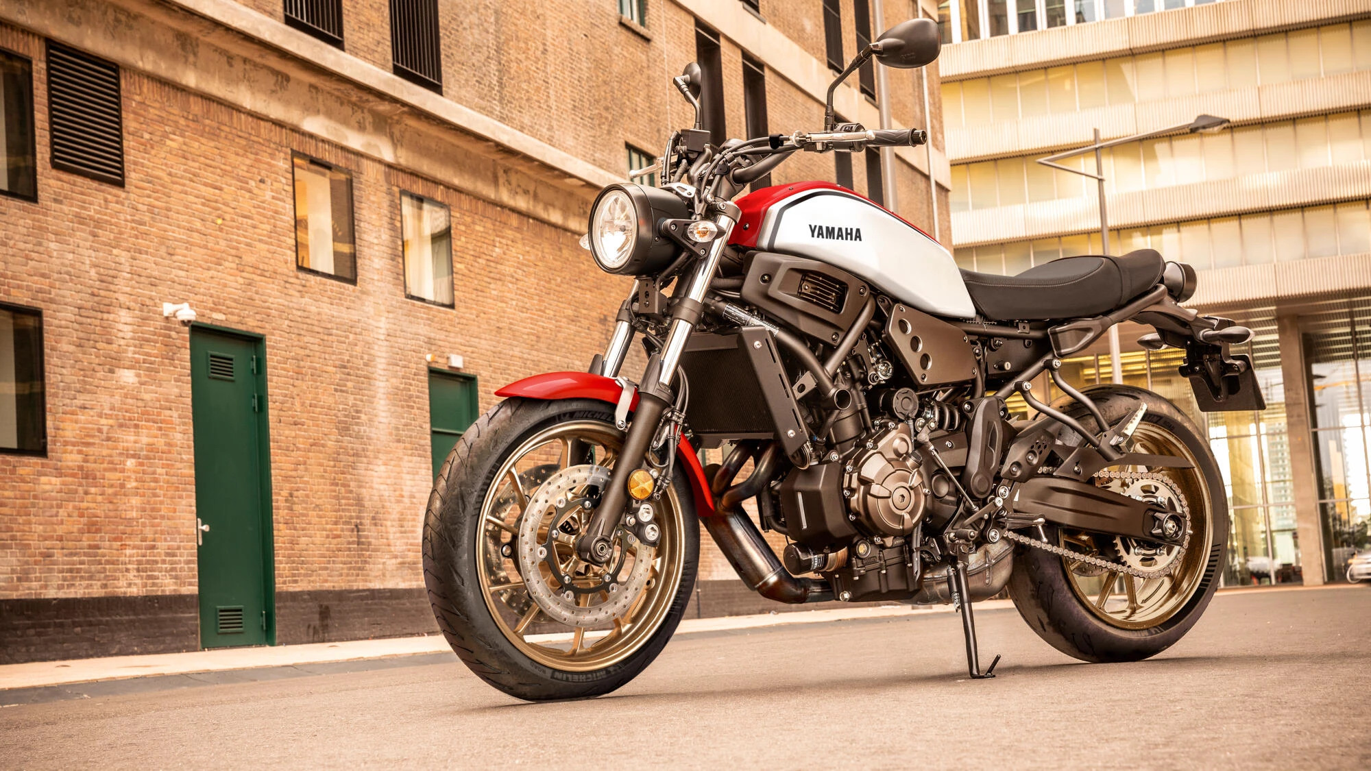 2021 Yamaha XS700 EU Sunset Red Static 001 03