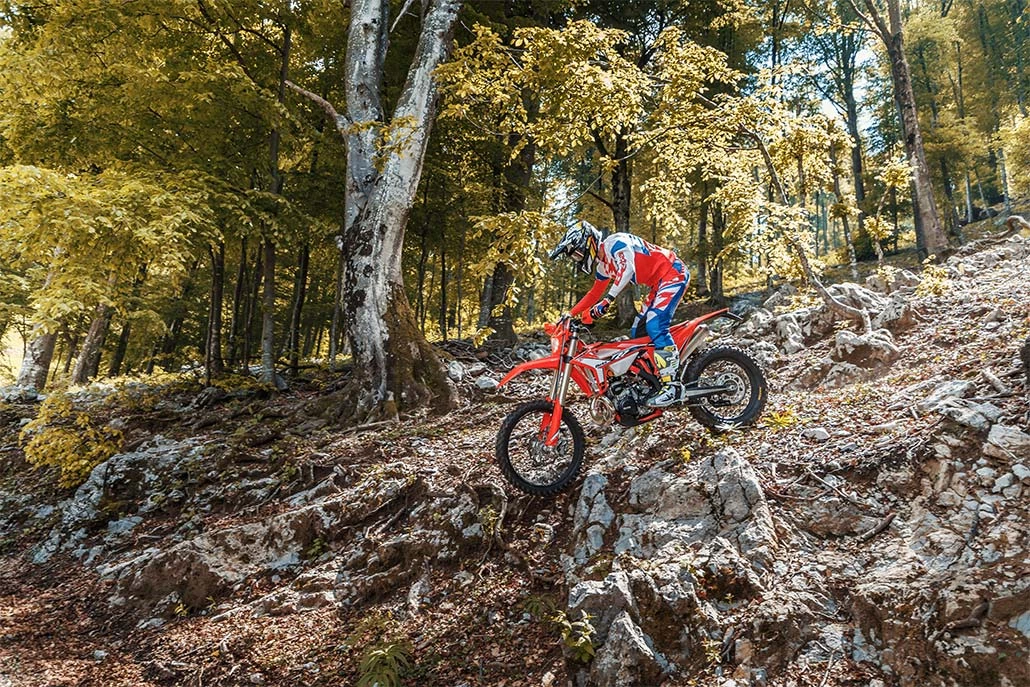 RR 125 200 Action4