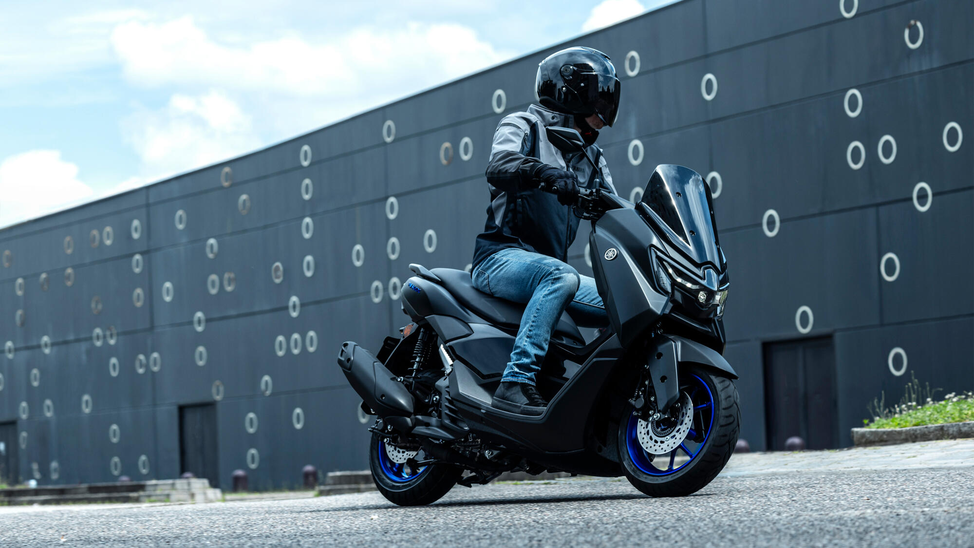 2025 Yamaha G125YM EU Icon Black Action 006 03